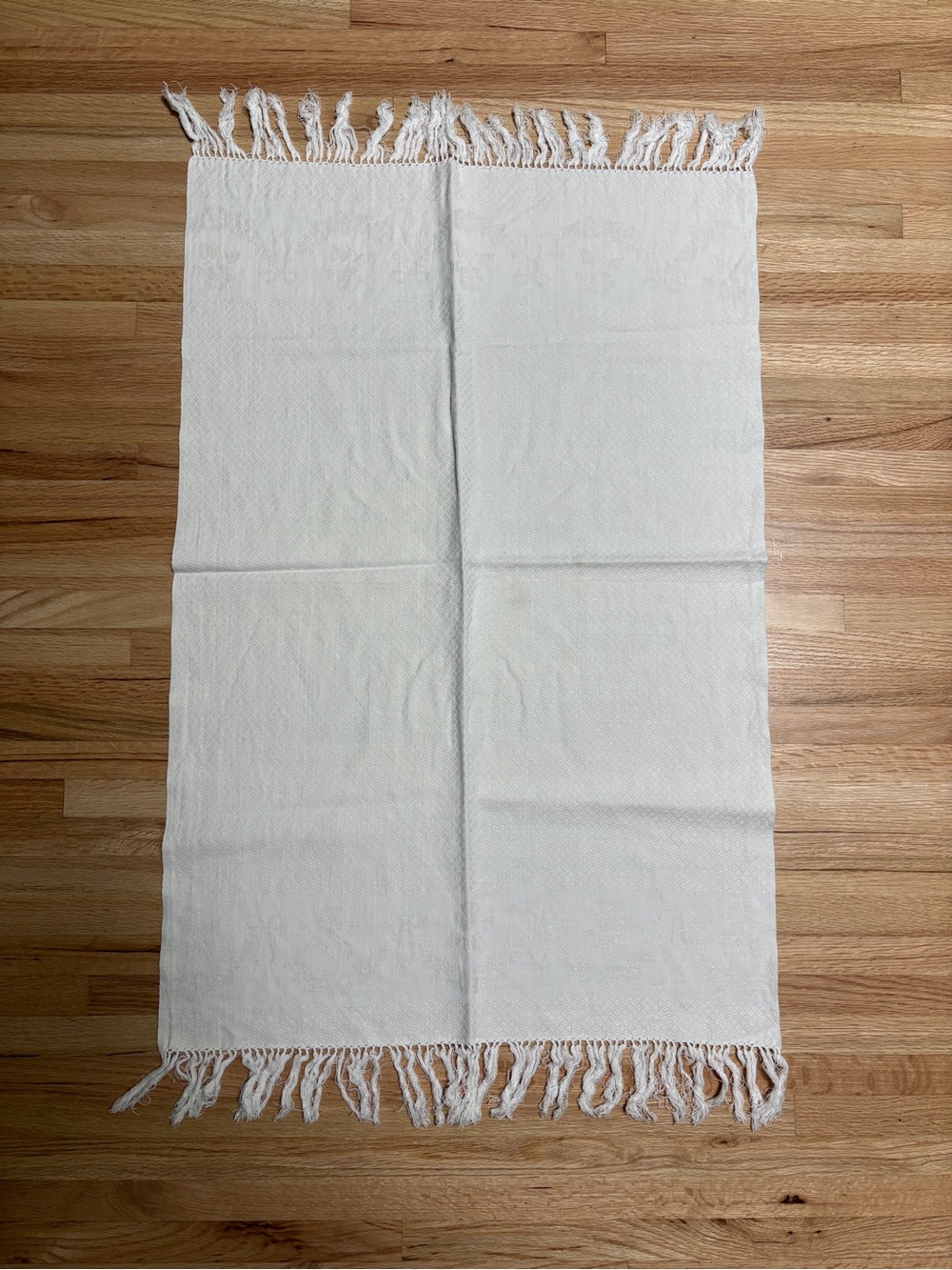 Textured off-white woven vintage towel set featuring decorative knotted fringe
